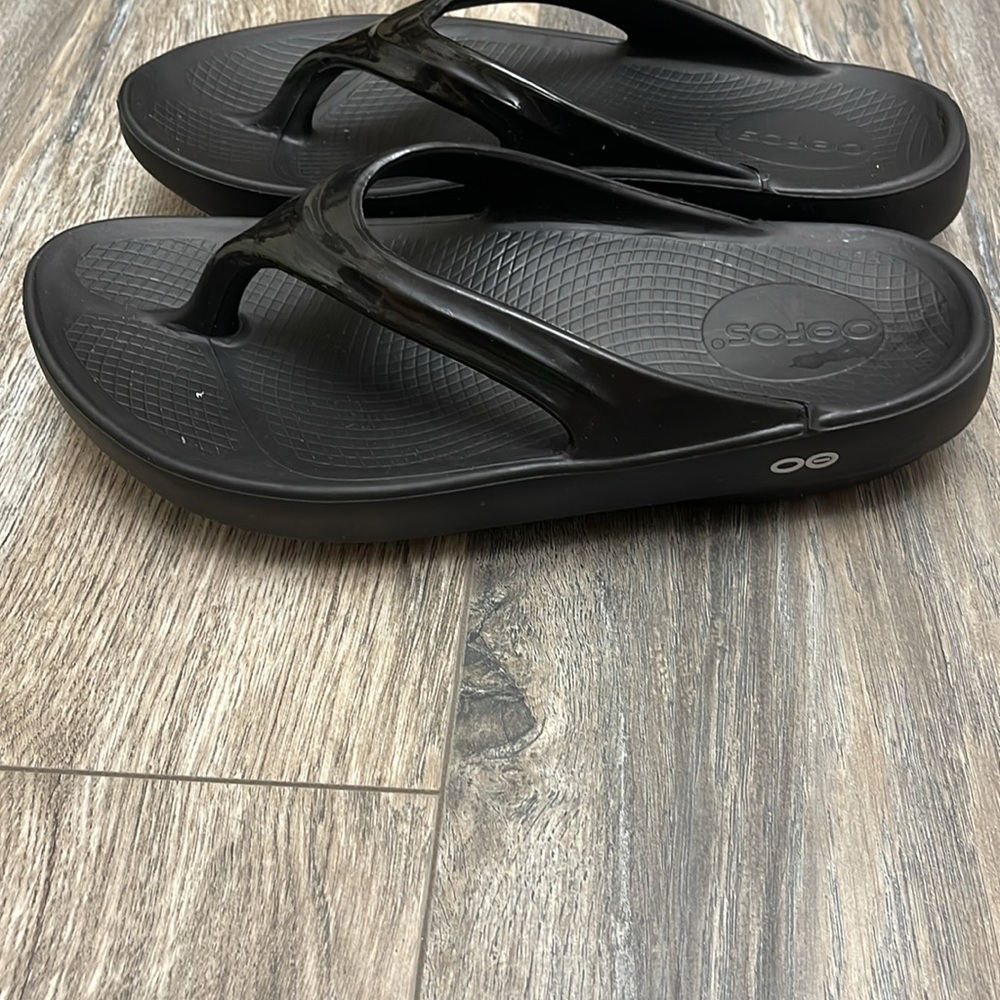 OOFOS Black Womens Flip Flop Recovery Sandals GREAT CONDITION, size 8